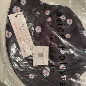 NWT Alice & Olivia bucket hat